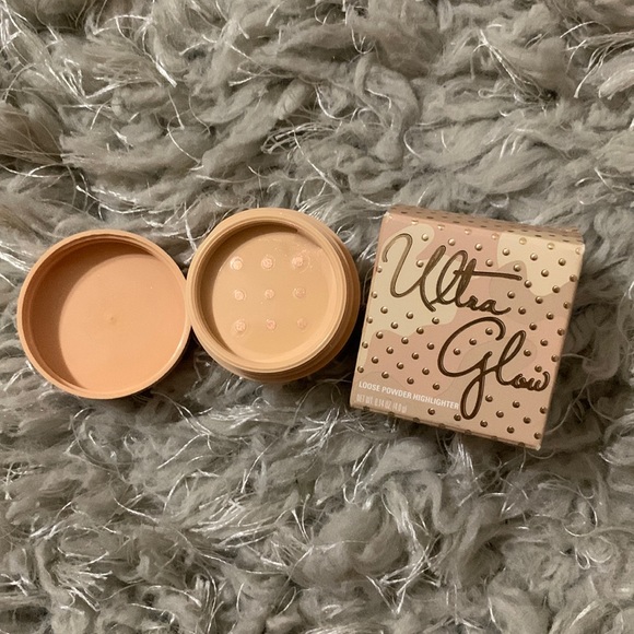 Kylie loose powder highlighter ultra glow Tahiti
